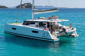 Leia mais sobre o artigo Catamarã Saona 47, da Fountaine Pajot, entra em superpromoção